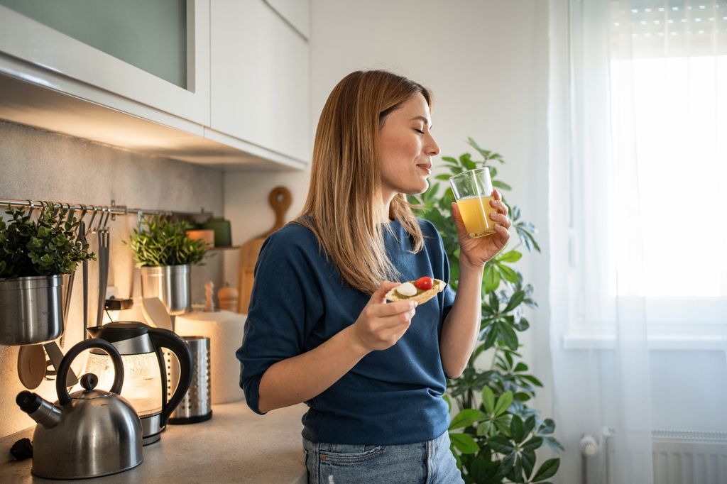 Mujer comiendo sano en la menopausia