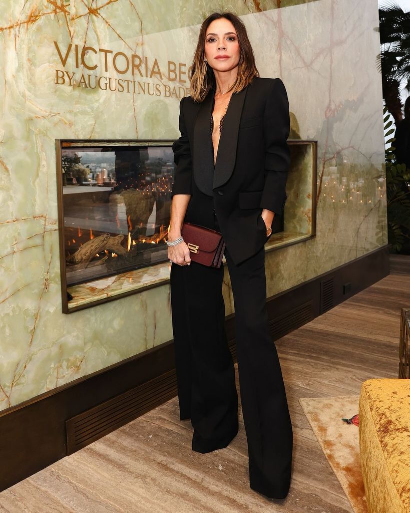 Victoria Beckham con traje negro en Los Ángeles