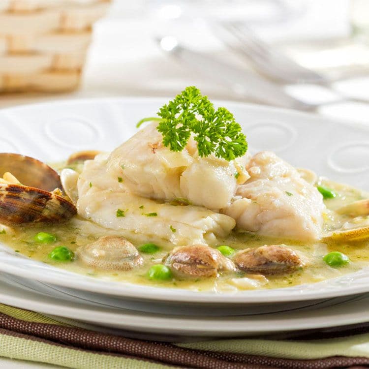 Merluza con almejas en salsa verde