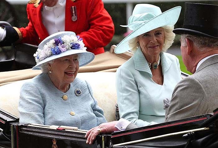 Isabel II con su hijo y la duquesa de Cornualles