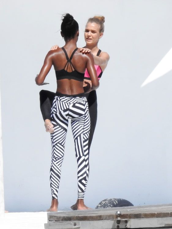 Jasmine Tookes y Josephine Skriver durante la sesión de Victoria's Sport