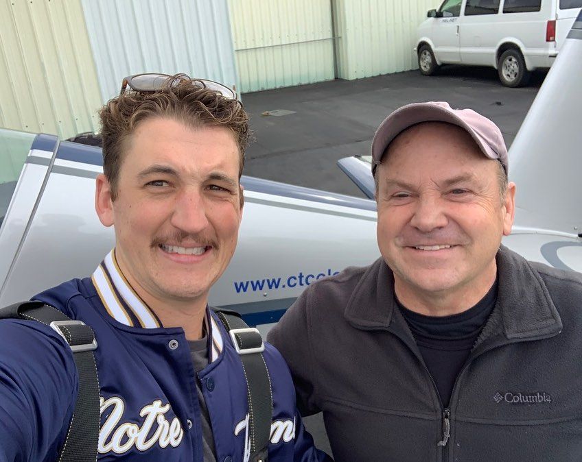 Chuck Coleman junto a Miles Teller, una de las estrellas en 'Top Gun: Maverick'.