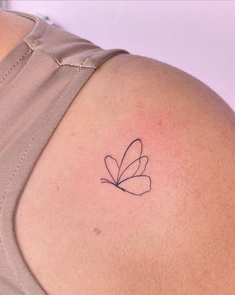 Tatuaje mariposa minimalista