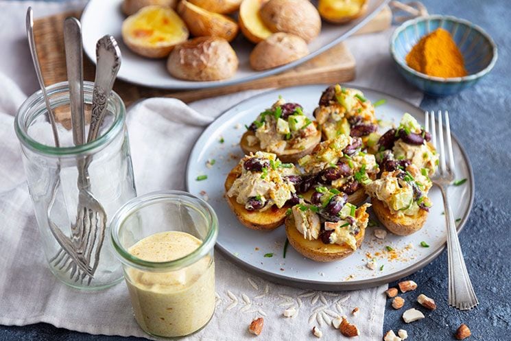 Patatas asadas rellenas de pollo con mahonesa al curry