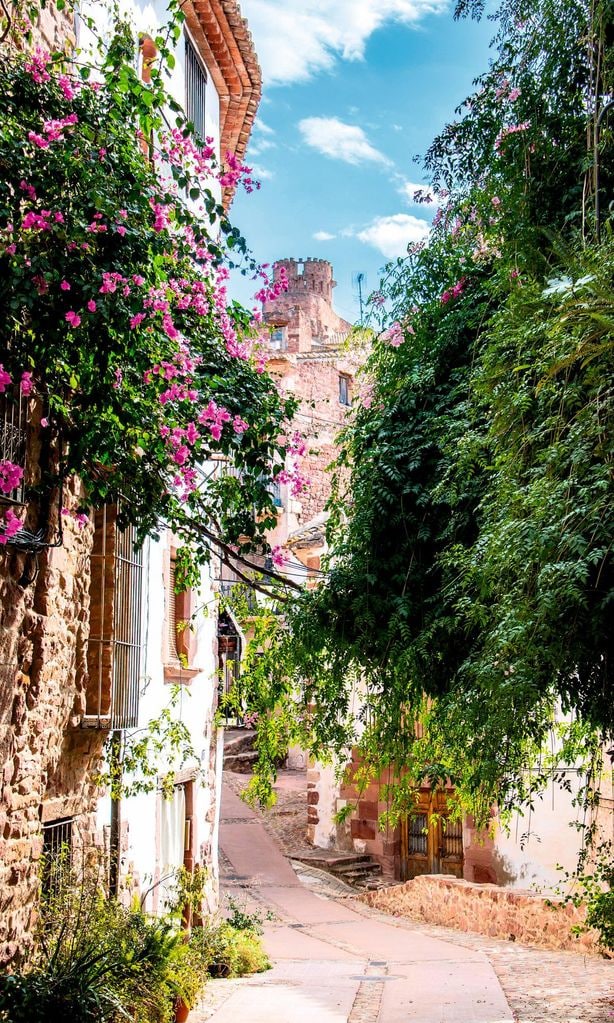 Calle adoquinada de la medieval Vilafamés