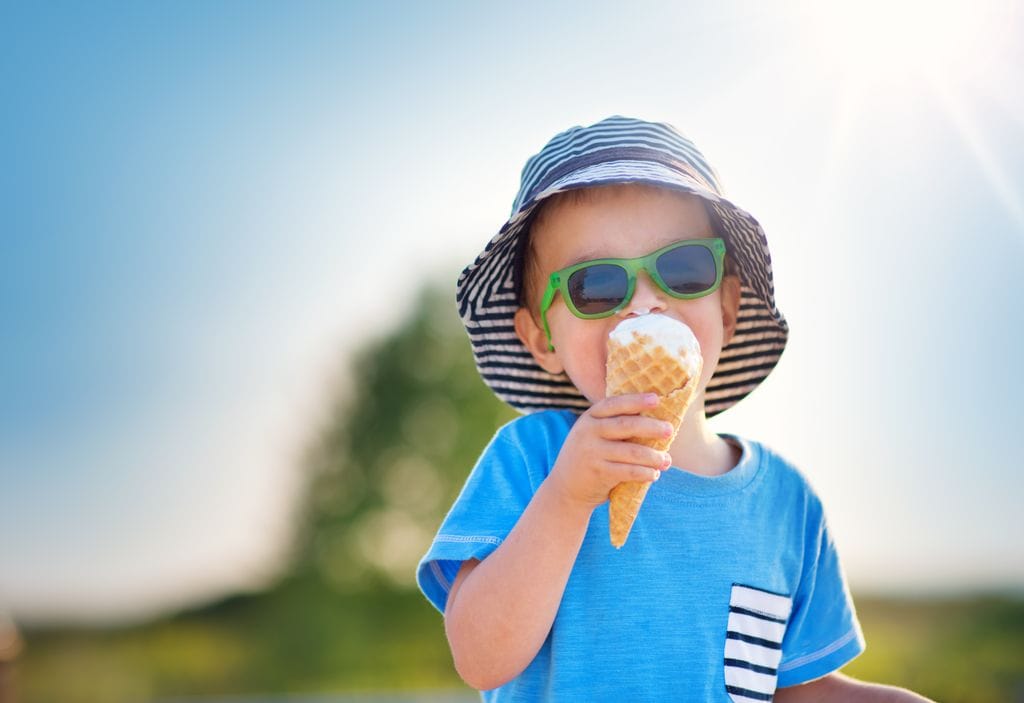 Niño feliz tomándose un helado