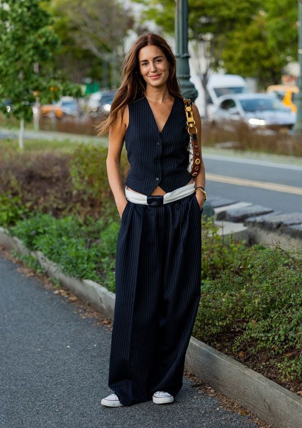 Gala González con pantalones y chaleco de raya diplomática