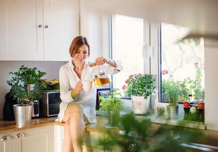 mujer preparando una infusión