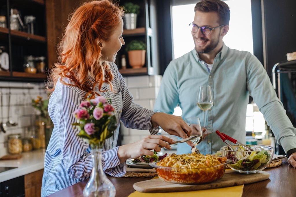 Una cena en casa es otro de los planes más románticos en pareja