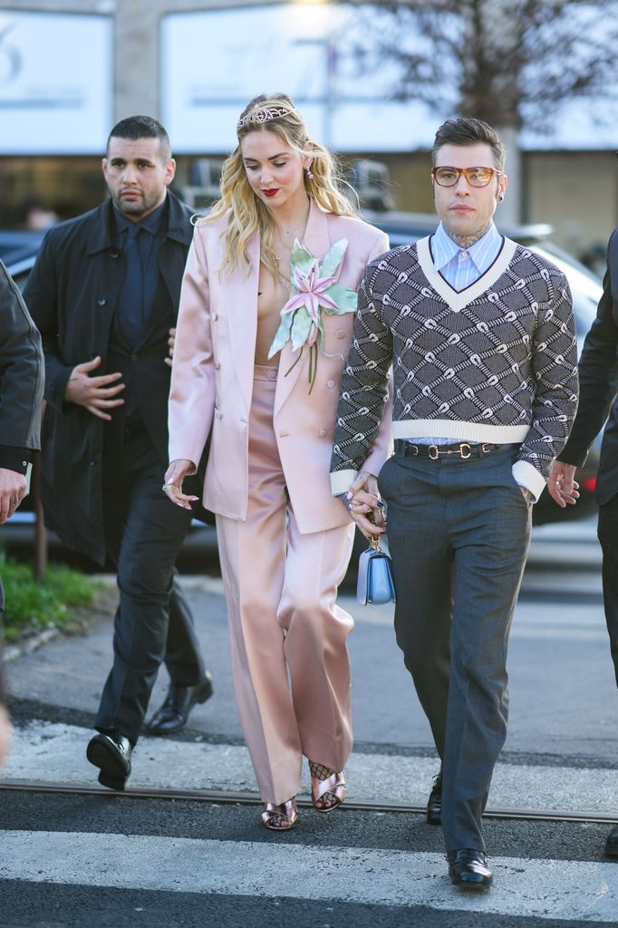 Plano medio de Chiara Ferragni y Fedez llegando a la Milan Fashion Week 2022