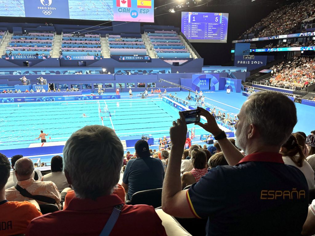 El Rey Felipe fotografiando el campo de waterpolo