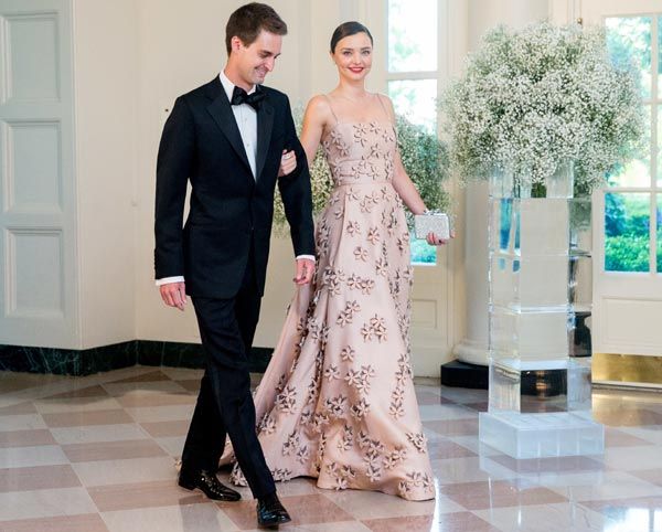 La australiana, de 33 años, eligió un impresionante vestido con aplicaciones de flores de Carolina Herrera
