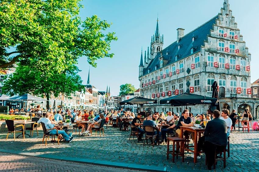 Terrazas en la plaza del Ayuntamiento de Gouda