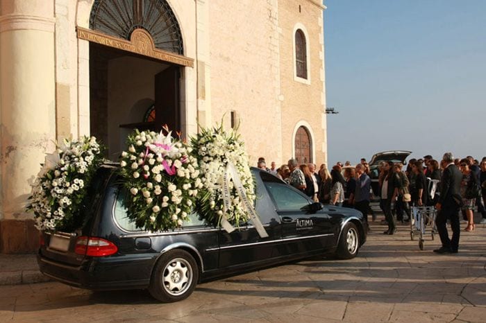 Antonio Orozco, devastado en el funeral de la madre de su hijo