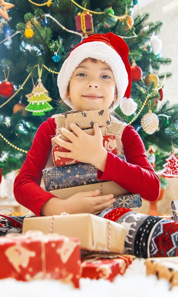 Niña con regalos