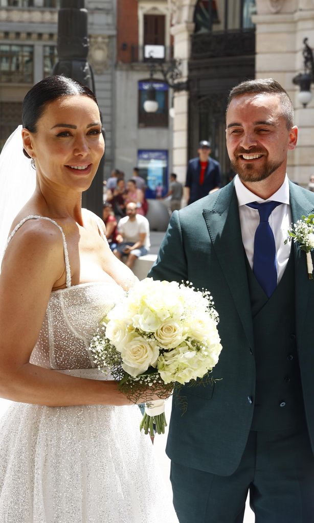 
Vania Millán y Julián Bayón, en el día de su boda.
