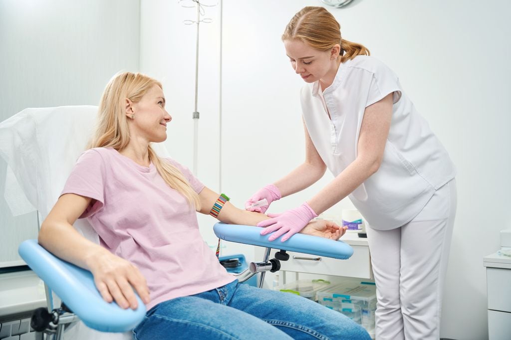 enfermera sacando sangre a una paciente