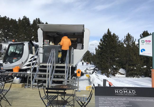 El concepto de 'food truck' pero en la nieve y con una 'ratrack' móvil por las pistas. Una de las novedades 'foodie' de Grandvalira.
