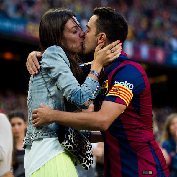 El matrimonio se fundió en este apasionado beso durante la despedida del futbolista, que coincidió con el triunfo de Liga del Barça
