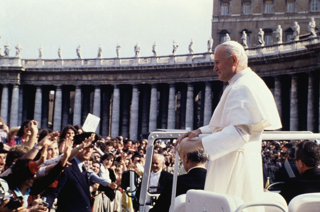 El Papa Juan Pablo II fotografiado el 13 de mayo de 1981 en la Plaza de San Pedro, segundos antes de su atentado.