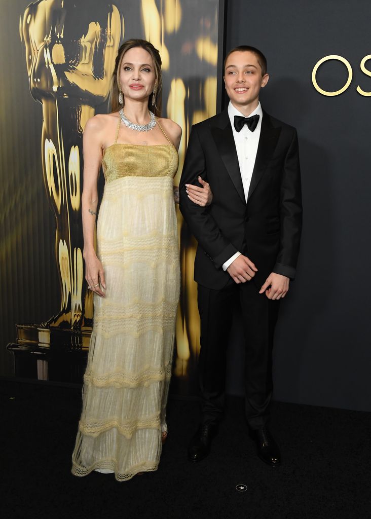 Angelina Jolie con su hijo Knox en los Governors Awards en el Dolby Theatre de Los Ángeles