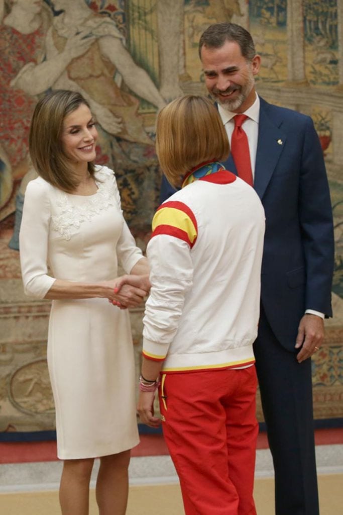 Los Reyes felicitando a la nadadora Mireia Belmonte, que logró en los Juegos de Río 2016 un triunfo histórico para España al ganar la medalla de oro en 200 metros mariposa haciendo un tiempo de 2,04.85
