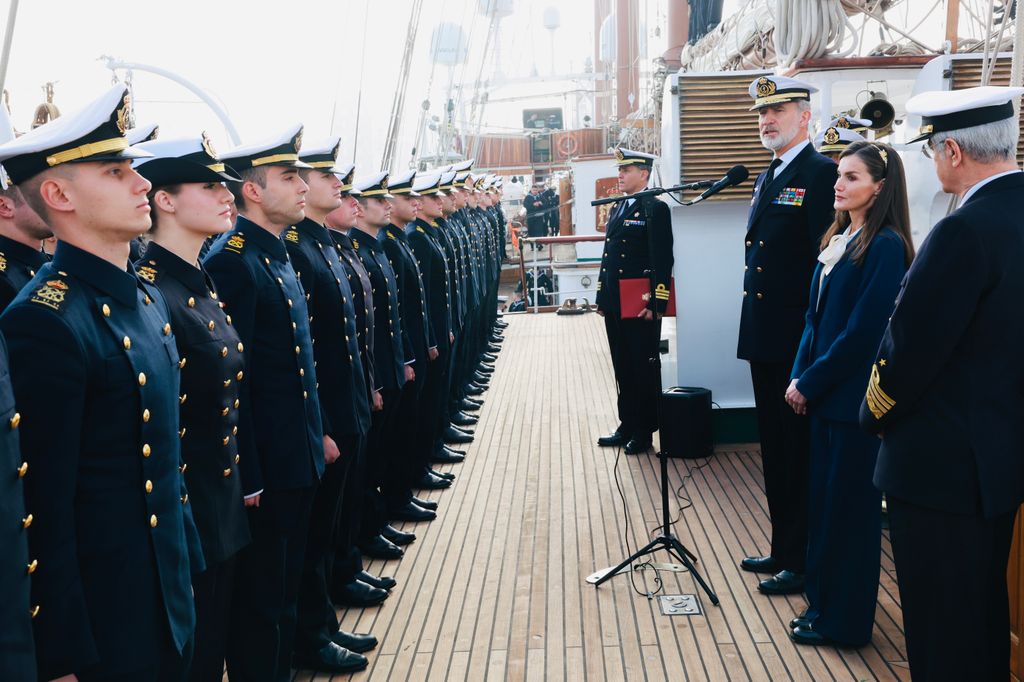 Los reyes y la princesa Leonor en la salida de Elcano