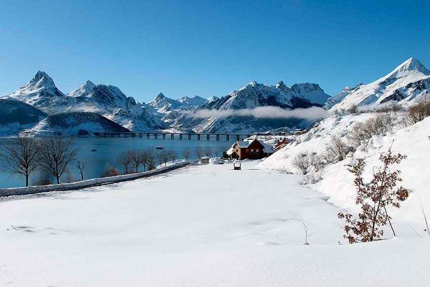 Embalse de Riaño nevado durante el invierno, León