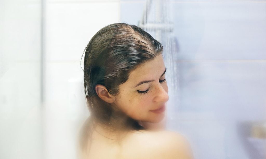 mujer lav ndose el cabello en la ducha