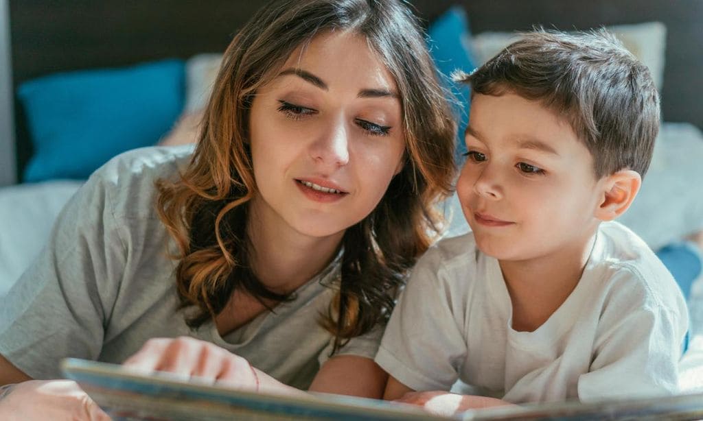 madre e hijo leyendo