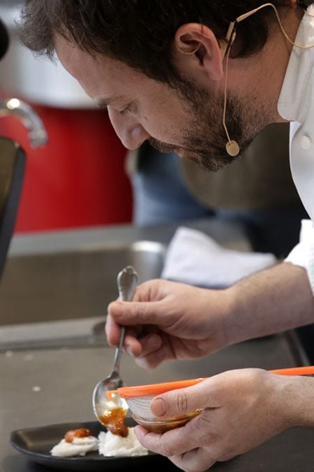 Nacho Manzano, chef de 'Casa Marcial' e 'Ibérica London', durante su 'showcooking' sobre tapas viajeras,
