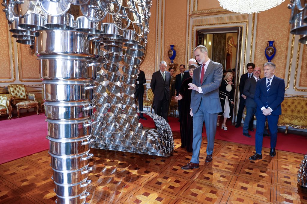 El rey Felipe VI asiste a la inauguración de la muestra 'Flamboyant. Joana Vasconcelos en el Palacio de Liria'