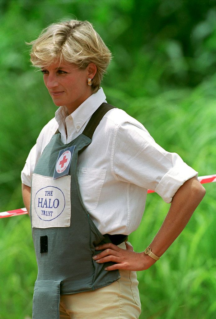 Diana de Gales en el area limpiada de minas antipersona por 'The Halo Trust' en Huambo,  Angola. Un viaje que la princesa emprendió en enero de 1997 y que sirvió para sacudir conciencias y tras el que se prohibió en el Reino Unido la comercialización y transporte de este tipo de arma