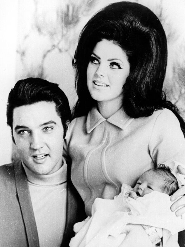 Lisa Marie Presley, recién nacida con sus padres Elvis y Priscilla