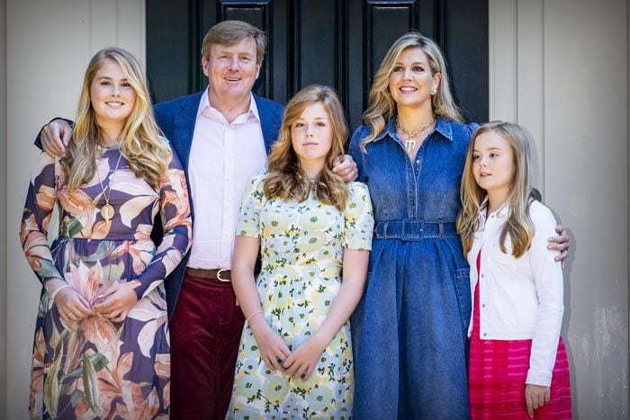 Máxima y Guillermo de Holanda con sus hijas