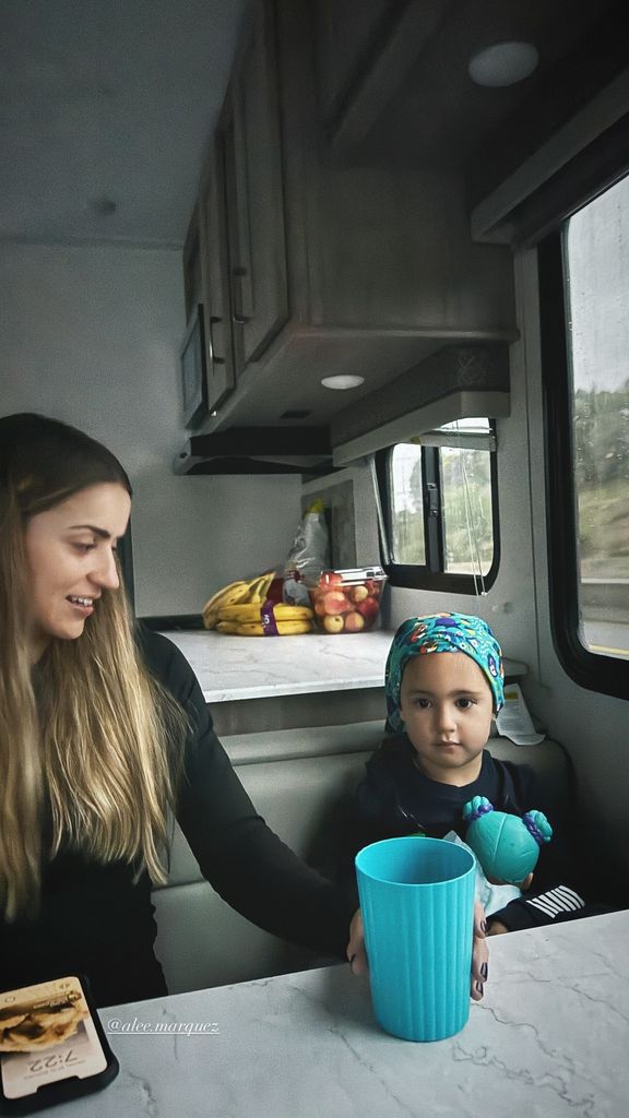 En la imagen, la pequeña Amelia con Alejandra Márquez, novia de su papá.