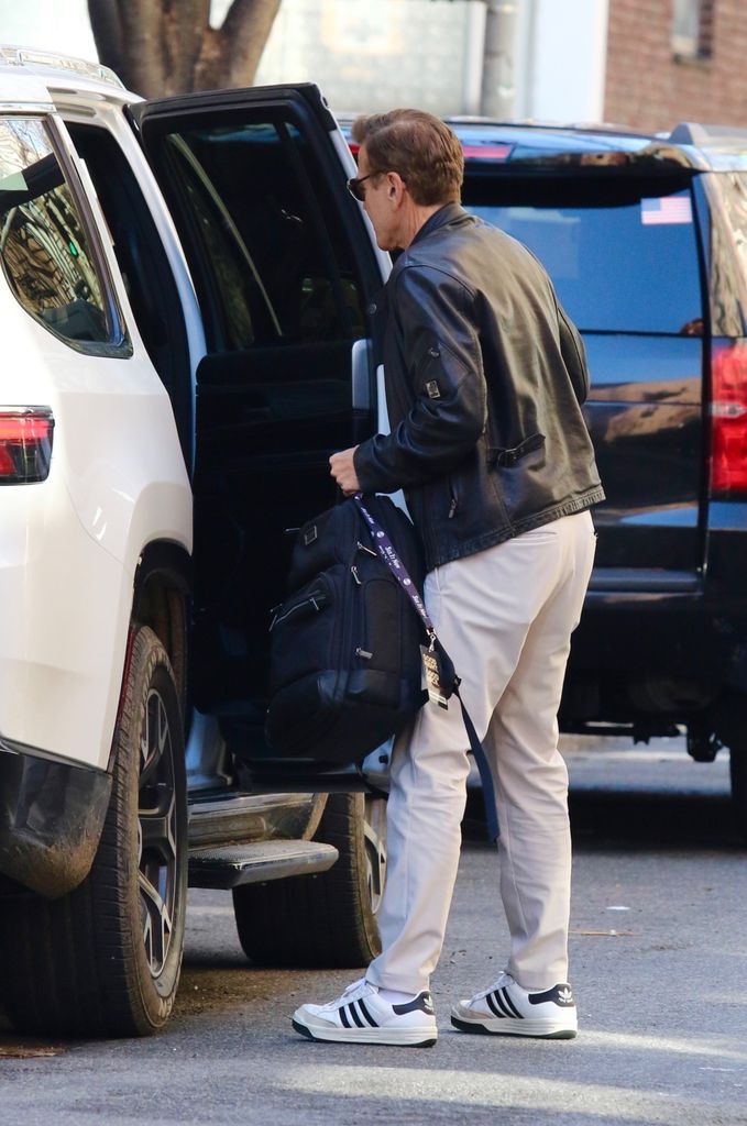 George Clooney luce un cambio de color de cabello durante una salida a un restaurante junto a su esposa, Amal, en New York