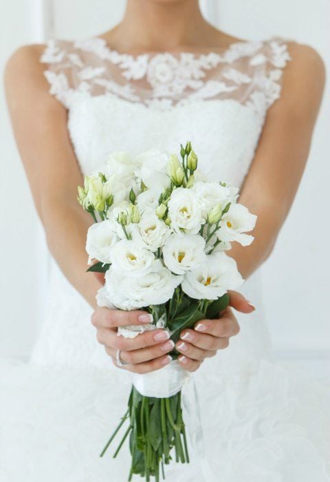 El all white llega este año también al ramo, los vestidos de las damas de honor e incluso el pastel de bodas.
