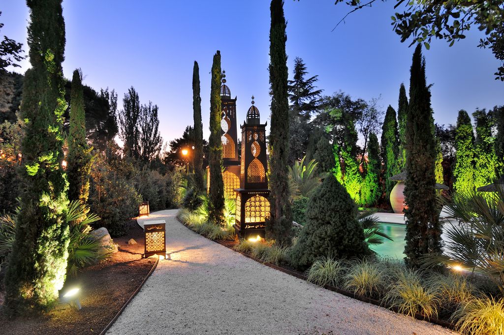 Sendero serpenteante en un jardín diseñado por Fernando Pozuelo