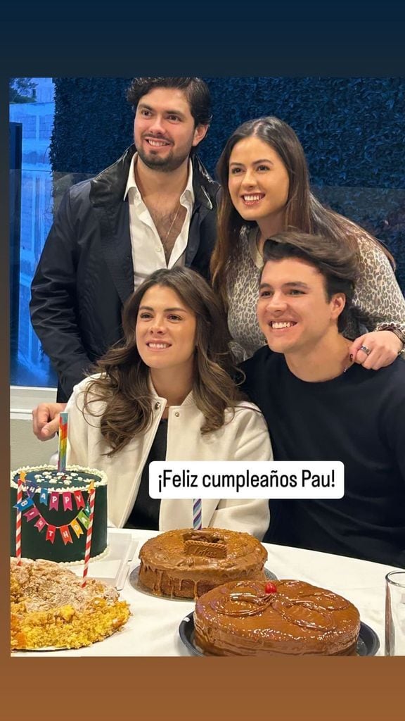 La cumpleañera sopló las velitas de sus pasteles en compañía de su esposo y de sus hermanos