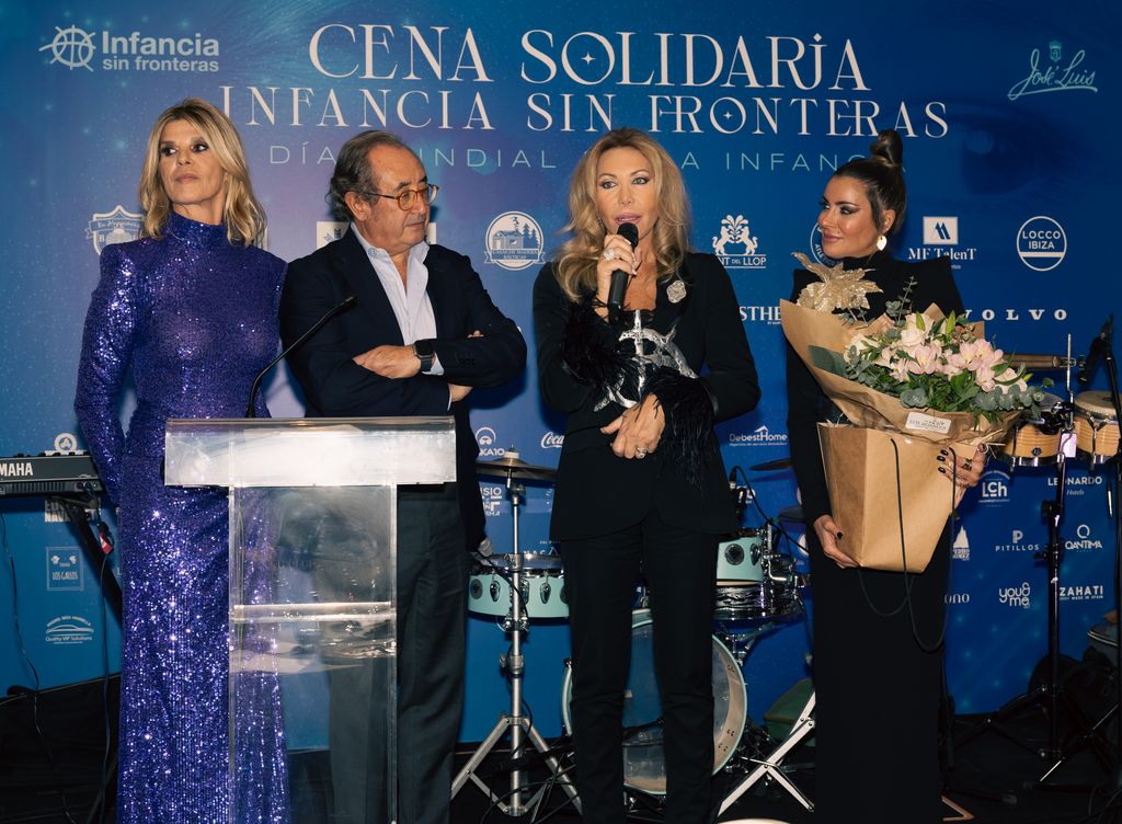 Arantxa de Benito con norma Duval en la cena de Infancia sin fronteras 