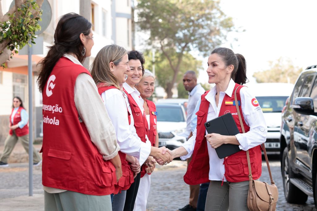 LA REINA LETIZIA VISITA LA EMBAJADA DE ESPAÑA DURANTE SU VIAJE DE COOPERACIÓN A CABO VERDE