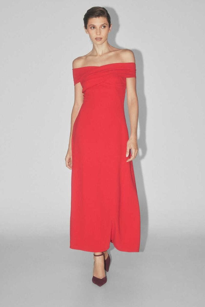 Vestido rojo con escote Bardot de Pedro del Hierro