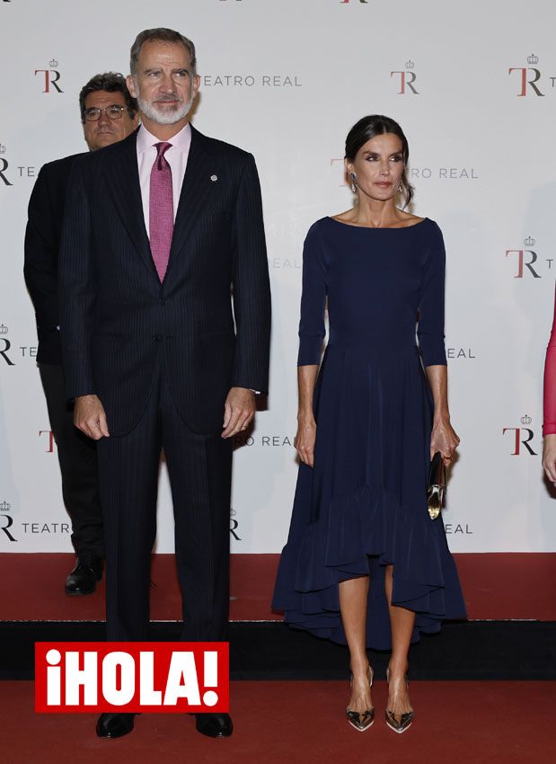 La reina Letizia estrena el vestido malagueño 'París' en el Teatro Real