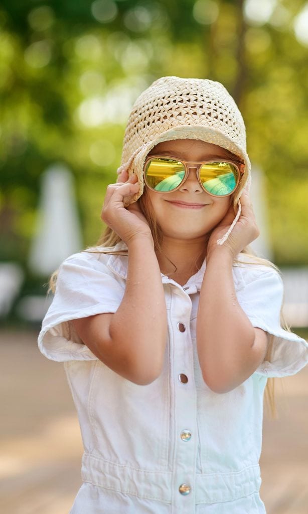 Niña con ropa para protegerse del sol