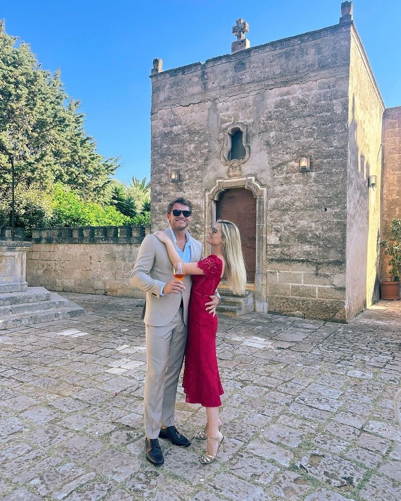 Amelia Spencer en una boda en Italia