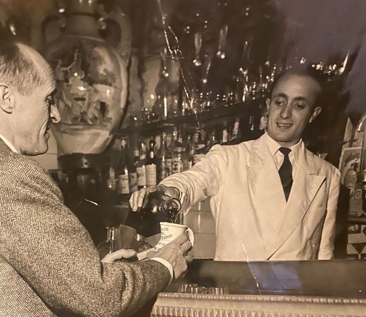 Lucio Blázquez en la barra del Mesón Segoviano, germen de su actual restaurante