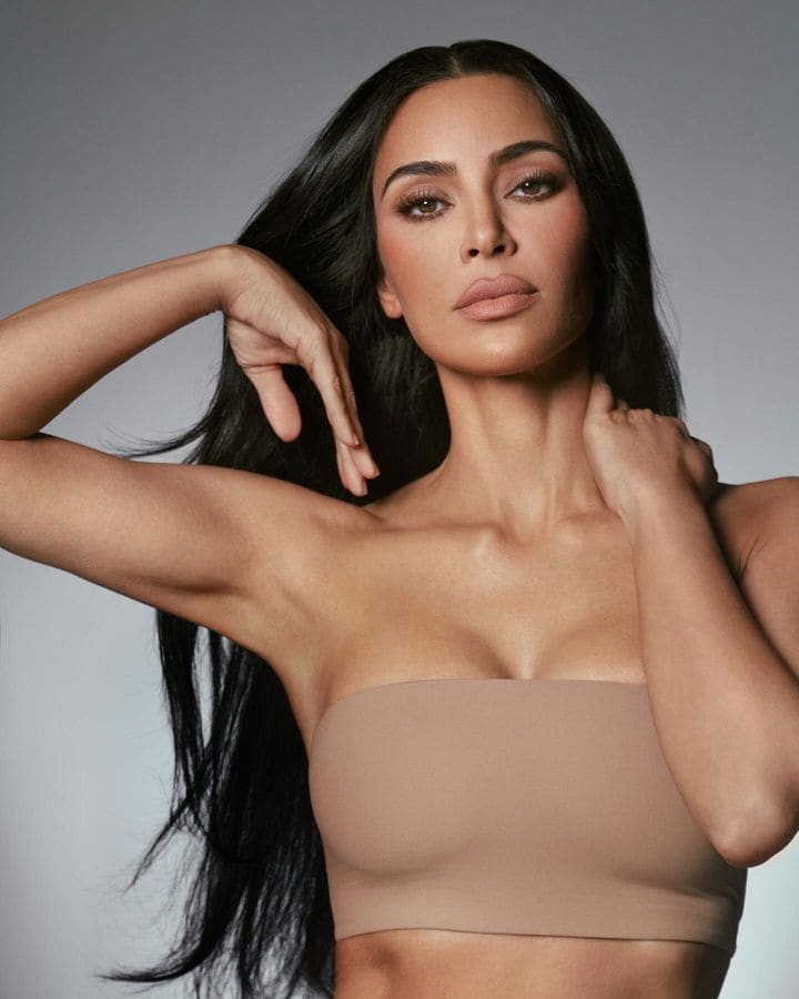 Primer plano de Kim Kardashian posando para su marca SKKN