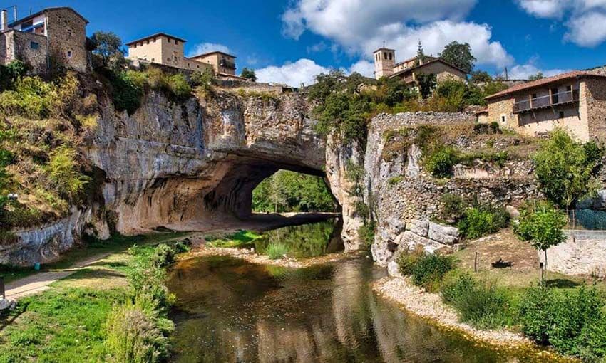 Puentedey, uno de los pueblos más bonitos de España situado al norte de Burgos, cerca de la cascada de Las Pisas