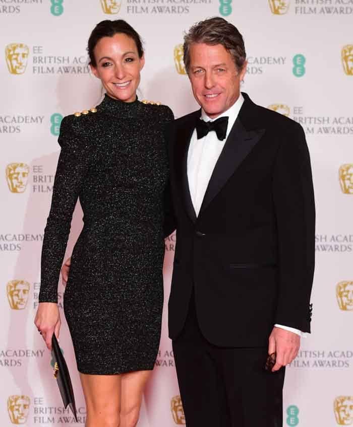 Hugh Grant y su esposa